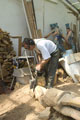 Click to see it big Ich mit Kettensäge, Impression aus dem Atelier